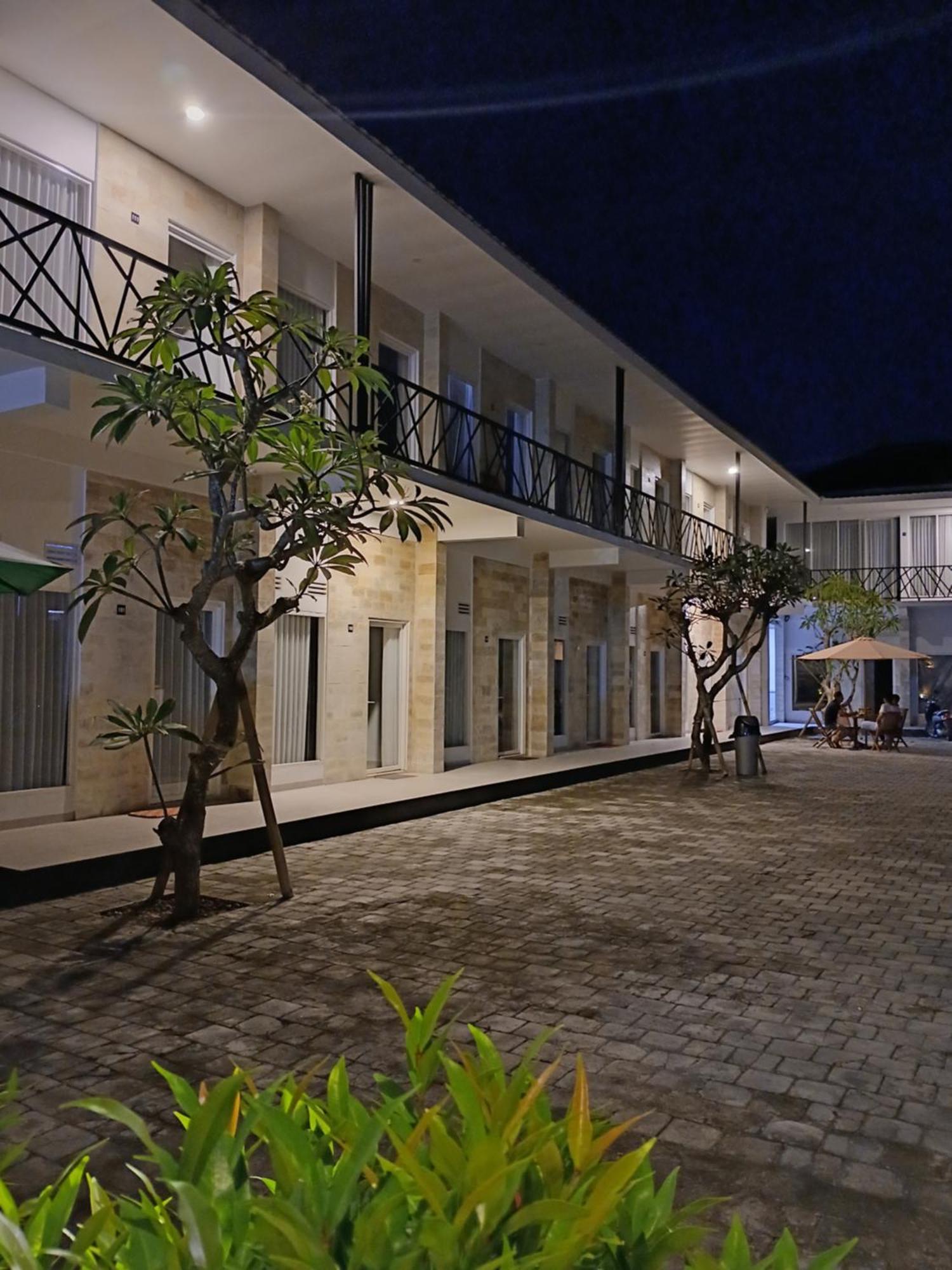 Zavana Rooms & Restaurant Tanjungkarang Ngoại thất bức ảnh